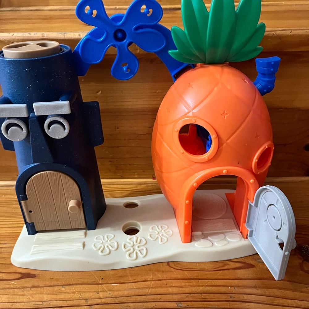 Vintage SpongeBob Imaginext Playset with SpongeBob Pineapple And Squidward House